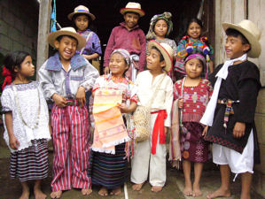 Ni�os en traje / Children in traditional clothing