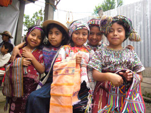 Ni�os en traje / Children in traditional clothing